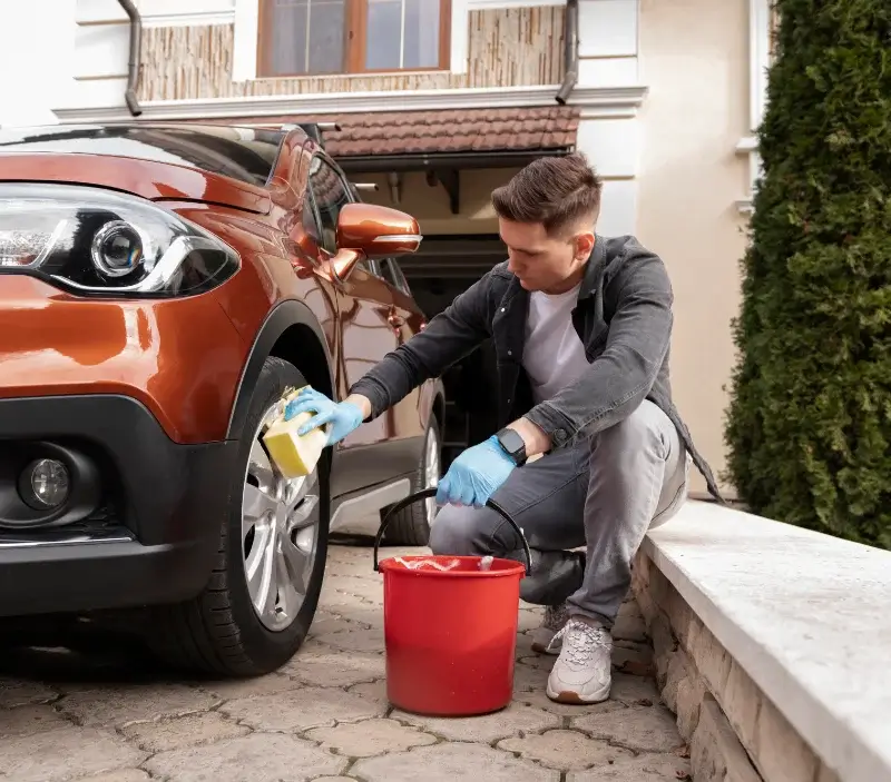 Lavage auto à domicile Carantec : professionnel intervenant sur un véhicule
